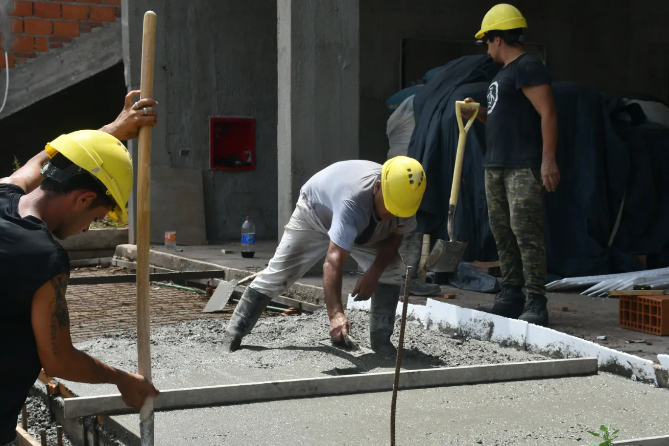 Construyen las veredas de la Residencia