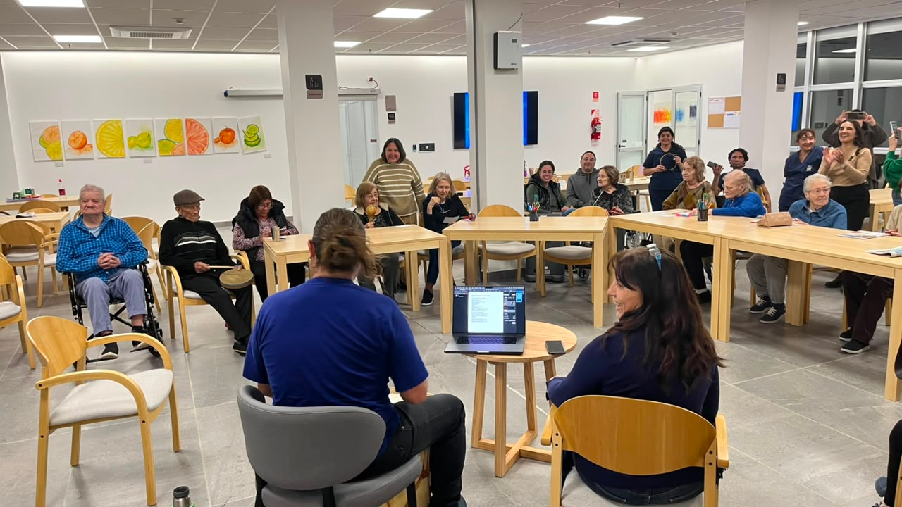 El Bingo Musical llenó de emoción, música en vivo en la Residencia Papa Francisco